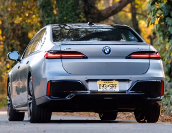 2024–pr. BMW 750e xDrive M Sport [North America] (G70) '2023–pr.