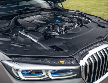 Bajo el capó 2020–22 BMW 750i xDrive [North America] (G11) '2019–22