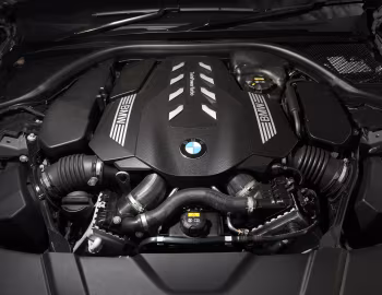 Bajo el capó BMW 750i xDrive M Sport [Australia] (G11) '2019–22