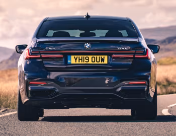 BMW 750i xDrive M Sport [UK-spec] (G11) '2019–22