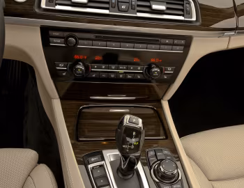 Интерьер 2009–12 BMW 750Li [North America] (F02) '2008–12