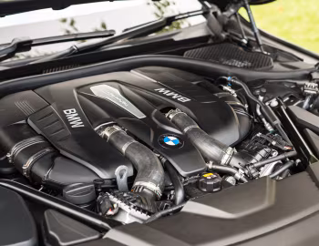 发动机舱 BMW 750Li Pure Excellence [Australia] (G12) '2015–19