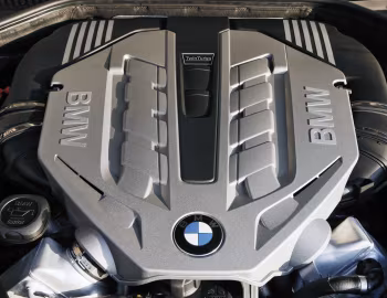 Пад капотам BMW 750Li [UK-spec] (F02) '2008–12