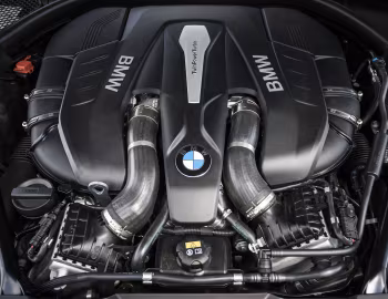 Под капотом 2016–19 BMW 750i xDrive [North America] (G11) '2015–19