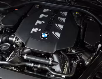 Bajo el capó 2023–pr. BMW 760i xDrive M Sport [North America] (G70) '2022–pr.