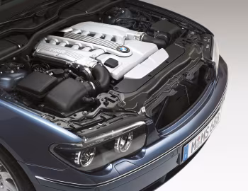 Під капотом BMW 760Li (E66) '2001