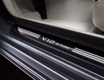 BMW 7 Series V12 Bi-Turbo [Japan] (F02) '2013