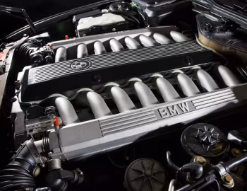 Пад капотам BMW 7 Series V16 (E32) '1988
