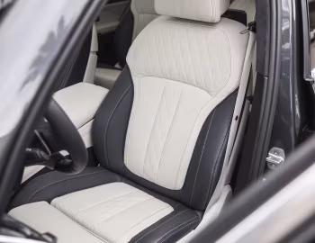 Интерьер 2020–22 BMW X7 xDrive40i Design Pure Excellence [North America] (G07) '2019–22