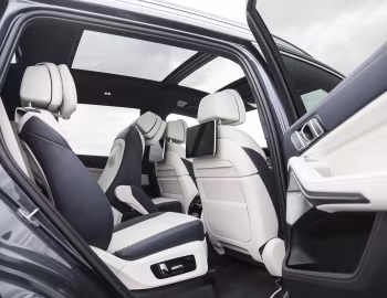 Интерьер 2020–22 BMW X7 xDrive40i Design Pure Excellence [North America] (G07) '2019–22