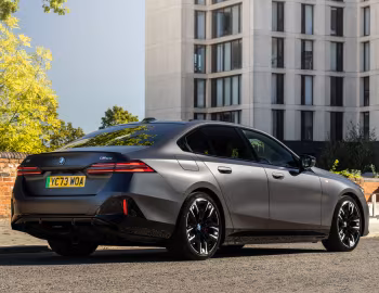 BMW i5 M60 xDrive [UK-spec] (G60) '2023–pr.