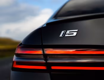 BMW i5 M60 xDrive [UK-spec] (G60) '2023–pr.