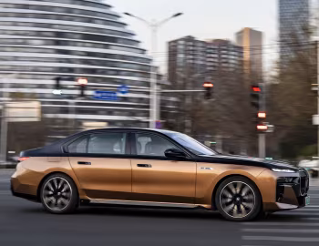BMW i7 M70L xDrive [China] (G70) '2023–26