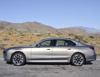 2023–pr. BMW i7 xDrive60 [North America] (G70) '2022–pr.