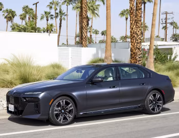 2023–pr. BMW i7 xDrive60 M Sport [North America] (G70) '2022–pr.