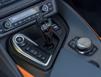 Интерьер 2019–20 BMW i8 Roadster [North America] (I15) '2018–20