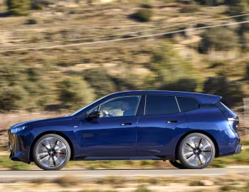 BMW iX M70 xDrive [Worldwide] (i20) '2025–pr.
