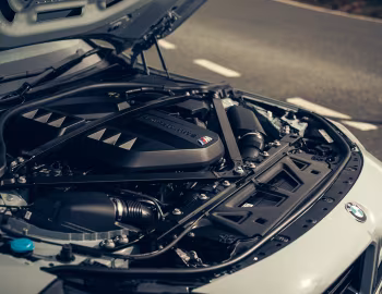 Bajo el capó BMW M2 AT [UK-spec] (G87) '2023–24