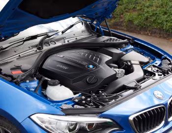 Bajo el capó BMW M235i Coupé [UK-spec] (F22) '2014–16