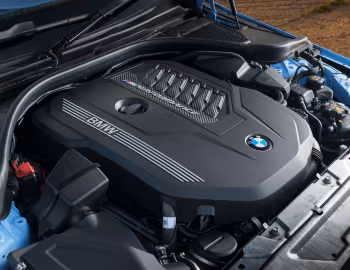 Bajo el capó BMW M240i xDrive Coupé [UK-spec] (G42) '2024–pr.