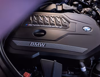 Bajo el capó BMW M240i xDrive Coupé [UK-spec] (G42) '2022–24