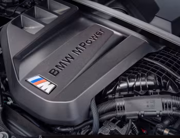 Bajo el capó BMW M2 MT [UK-spec] (G87) '2023–24