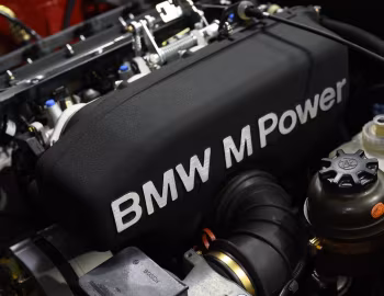 Пад капотам BMW M3 by Kith (E30) '2020