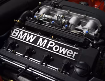 Пад капотам BMW M3 by Kith (E30) '2020
