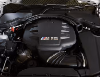 Пад капотам BMW M3 Coupe [UK-spec] (E92) '2007–13