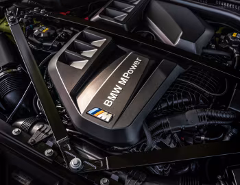 Sob o capô BMW M4 Competition [UK-spec] (G82) '2021–pr.