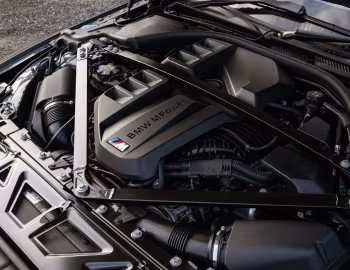 Sous la capuche BMW M4 Competition M xDrive [UK-spec] (G82) '2024–pr.