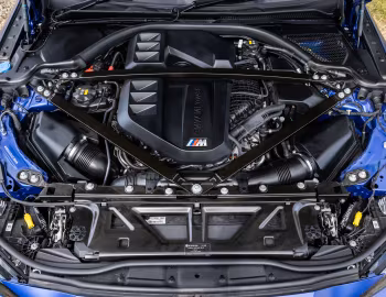 Bajo el capó BMW M4 Competition M xDrive [UK-spec] (G82) '2022–pr.