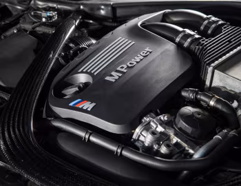 Bajo el capó BMW M4 Coupé [UK-spec] (F82) '2014–17