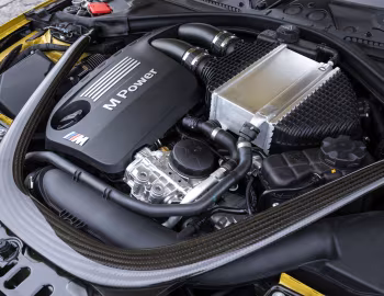Bajo el capó BMW M4 Coupé [UK-spec] (F82) '2014–17
