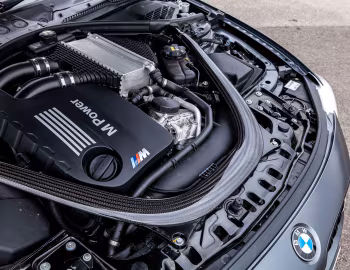 发动机舱 BMW M4 GTS [UK-spec] (F82) '2015–16