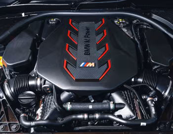 Bajo el capó BMW M5 [UK-spec] (G90) '2024–pr.