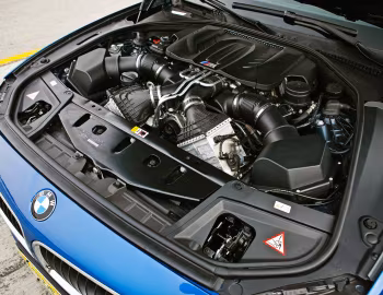 Bajo el capó 2013 BMW M5 [North America] (F10) '03.2012–07.2013