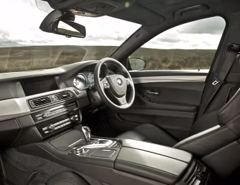 Інтэр'ер BMW M5 [UK-spec] (F10) '2011–13