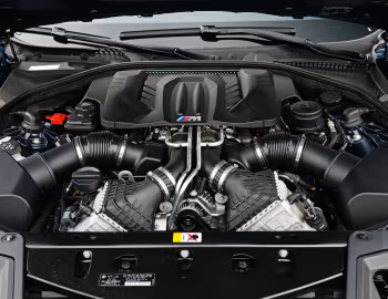 Bajo el capó 2013 BMW M5 [North America] (F10) '03.2012–07.2013