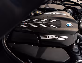 Bajo el capó BMW M550i xDrive [UK-spec] (G30) '2020–23