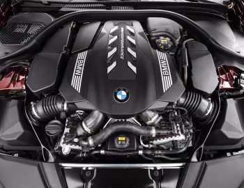 Bajo el capó 2021–23 BMW M550i xDrive [North America] (G30) '2020–23