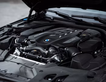 Bajo el capó 2018–20 BMW M550i xDrive Sedan [North America] (G30) '2017–20
