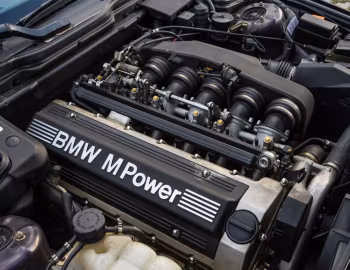 Пад капотам BMW M5 Sedan [LHD] (E34) '05.1994–08.1995