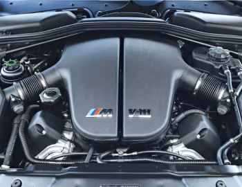 发动机舱 BMW M5 Touring [UK-spec] (E61) '03.2007–02.2010