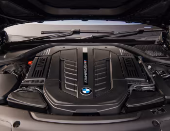 Sous la capuche BMW M760Li xDrive [UK-spec] (G12) '2017–19