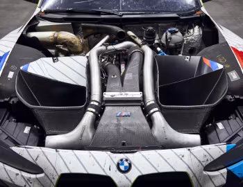 Sous la capuche WRT BMW M4 GT3 (#V22-046) (G82) '2022