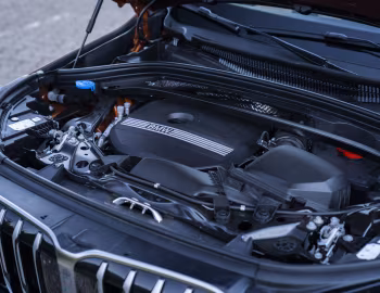 Bajo el capó BMW X1 sDrive18i xLine [Worldwide] (U11) '2022–pr.