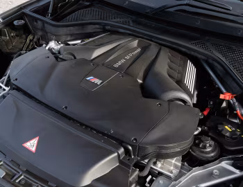 发动机舱 BMW X5 M [UK-spec] (F85) '12.2014–06.2018