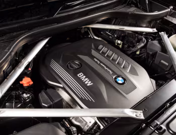 Bajo el capó BMW X5 xDrive30d M Sport [UK-spec] (G05) '2018–23