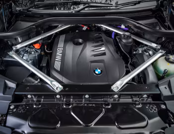 Bajo el capó BMW X5 xDrive40i M Sport [Malaysia] (G05) '2025–pr.